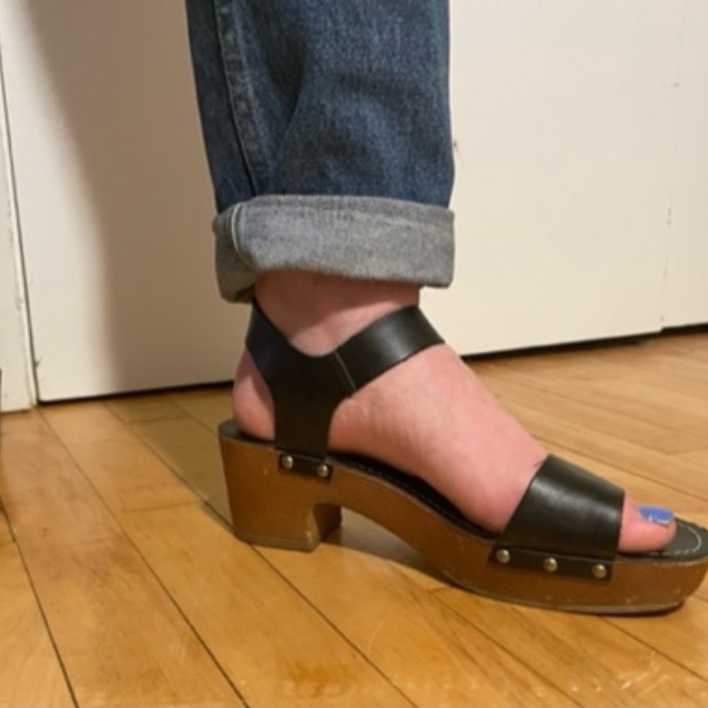 BLACK HEELED SANDALS